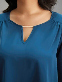Static-Free Plain Metal Detail Keyhole Shirred Blouse -Bloomchic Shop 620732107 nn